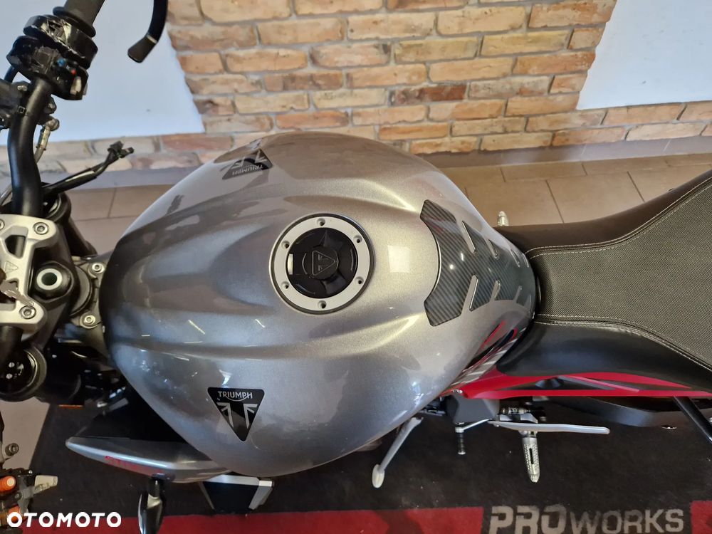 Triumph Street Triple - 10