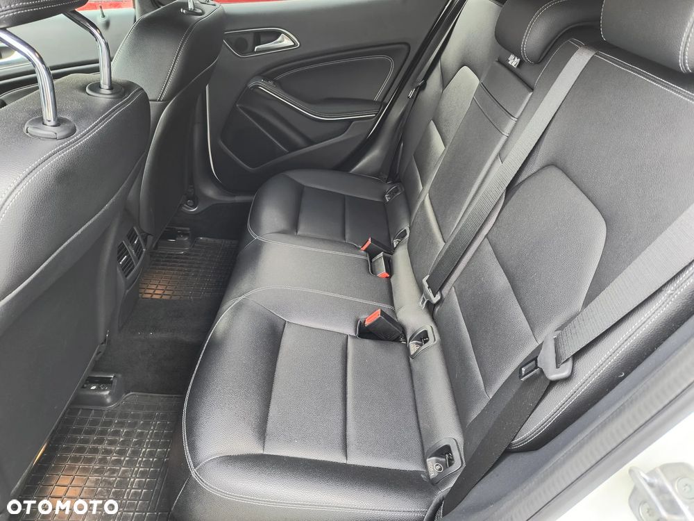 Mercedes-Benz GLA 250 4Matic 7G-DCT - 10