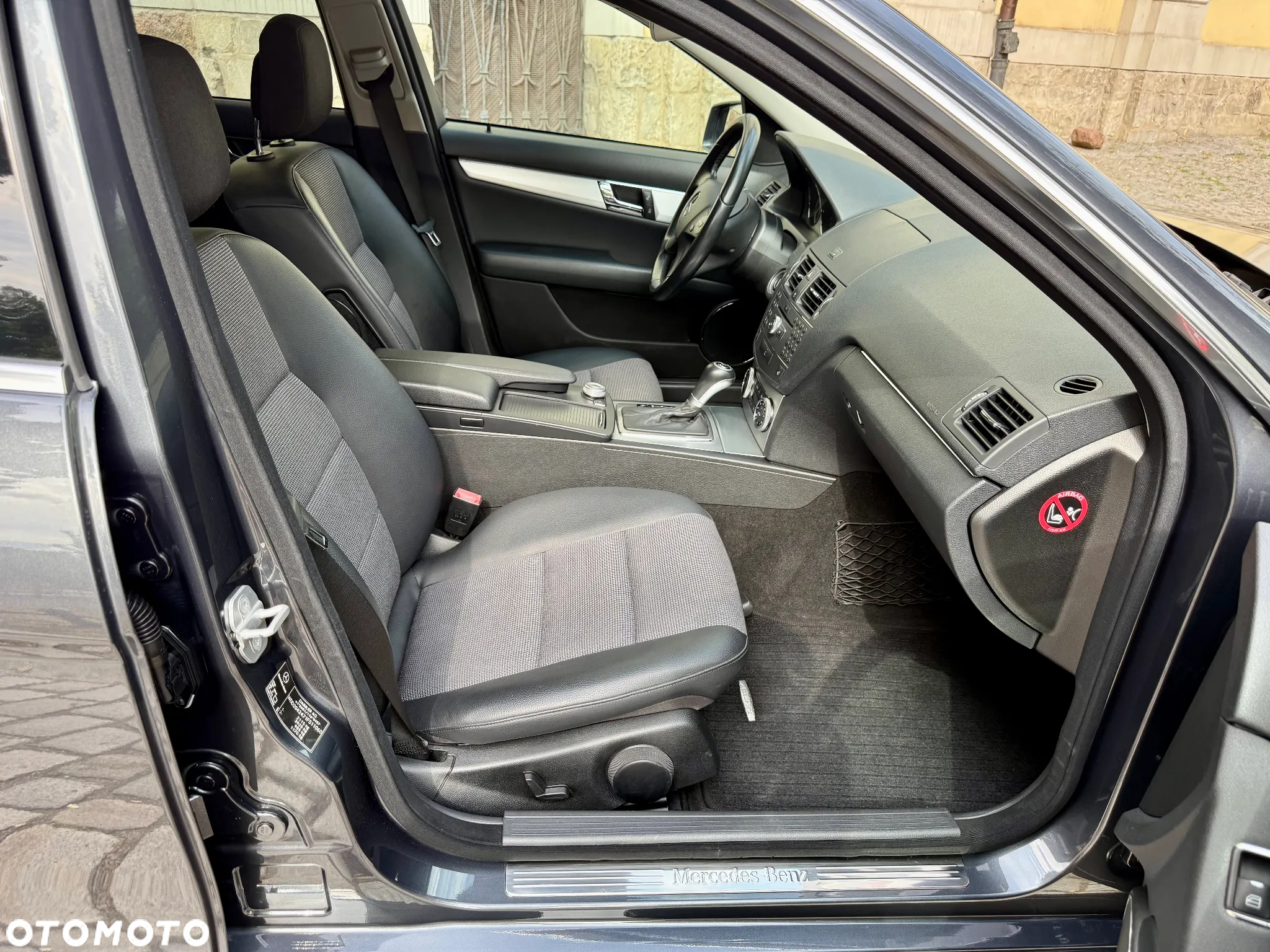 Mercedes-Benz Klasa C 250 CGI T Automatik BlueEFFICIENCY Avantgarde - 29