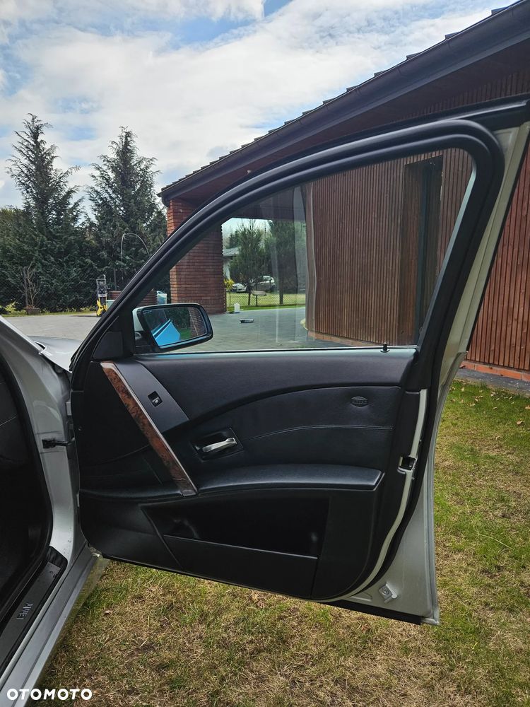 BMW Seria 5 525i Touring - 27