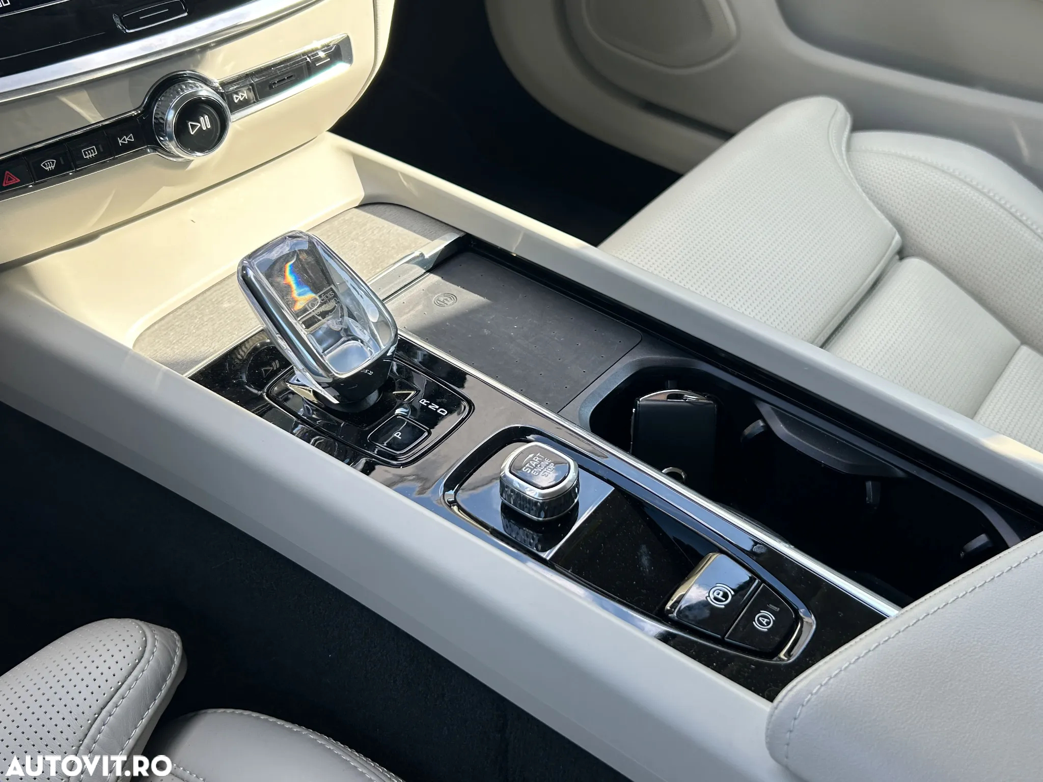 Volvo V60 B4 MHEV AT Plus Dark - 24