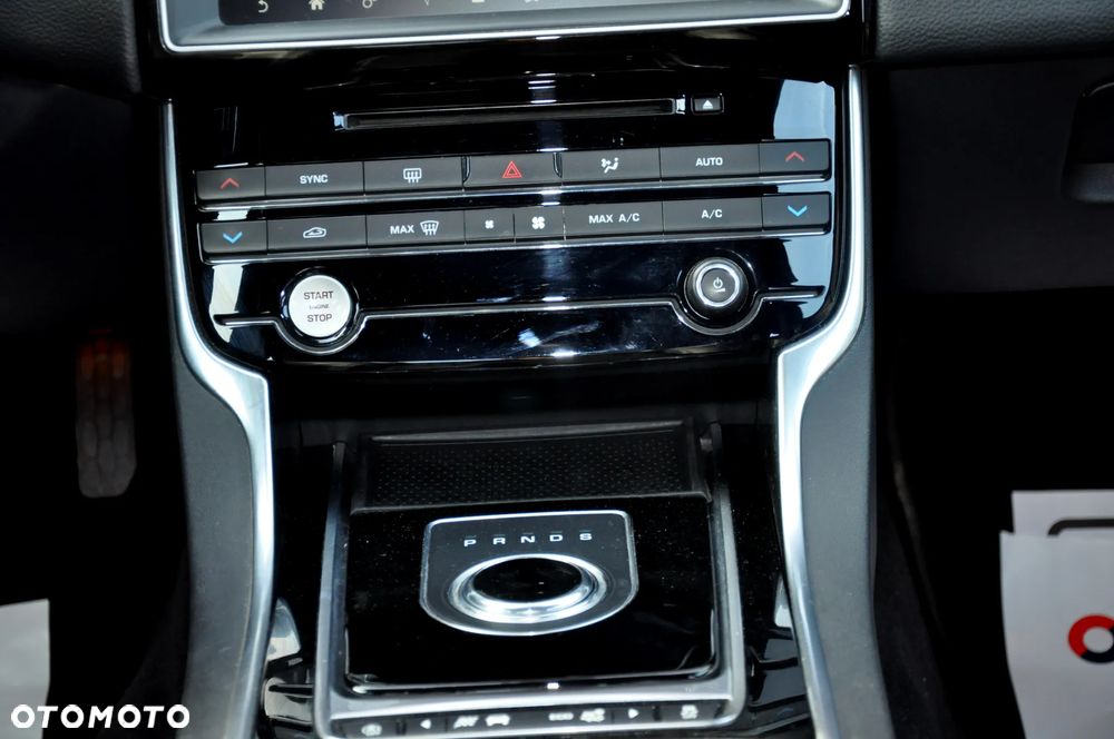 Jaguar XE 2.0 D AWD R-Sport - 32