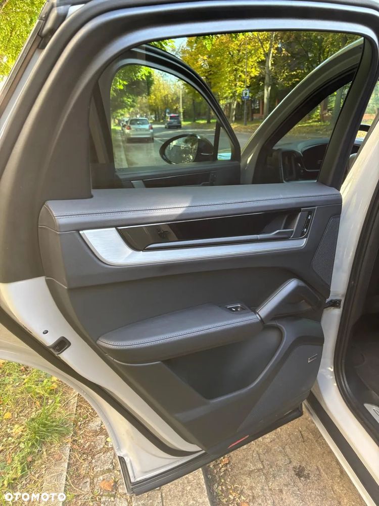 Porsche Cayenne S E-Hybrid PHEV - 17