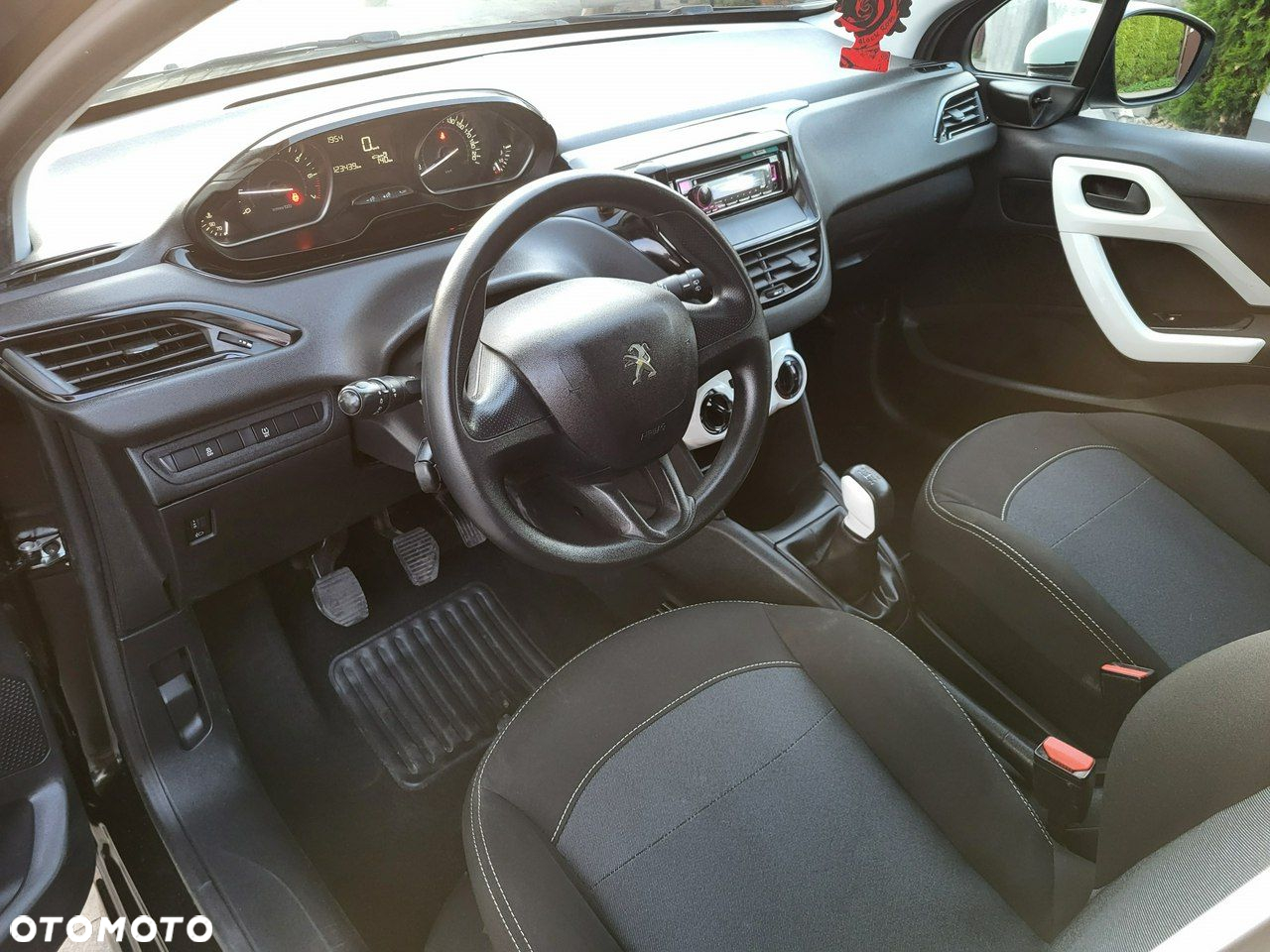 Peugeot 208 - 8