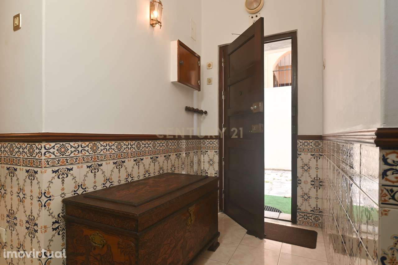 ANDAR DE MORADIA T3 COM LOGRADOURO E JARDIM - QUEIJAS (OEIRAS) - Grande imagem: 5/31