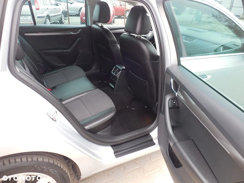 Skoda Octavia Combi 2.0 TDI Sportline - 12
