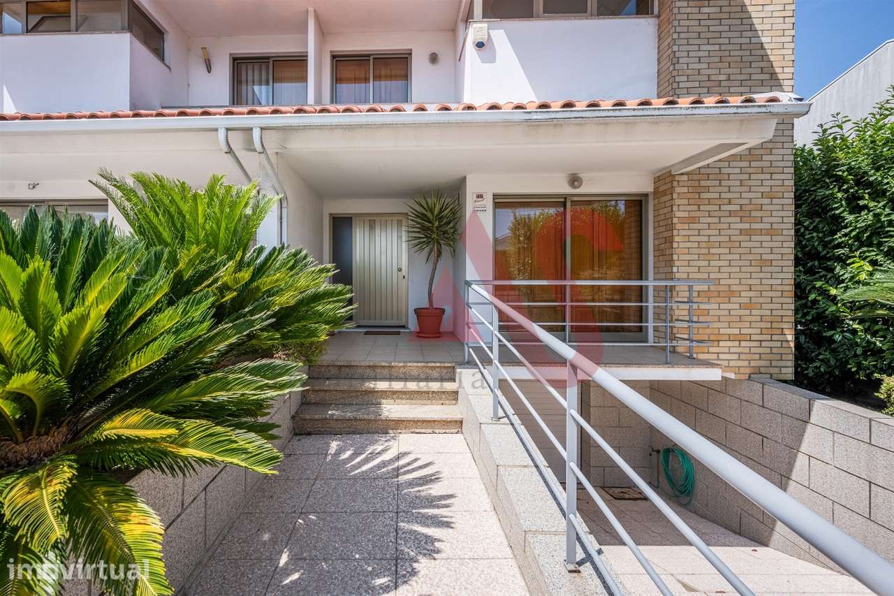 Moradia de Gaveto T3 com Jardim, Churrasqueira e Garagem para 3 Carros - Grande imagem: 2/33
