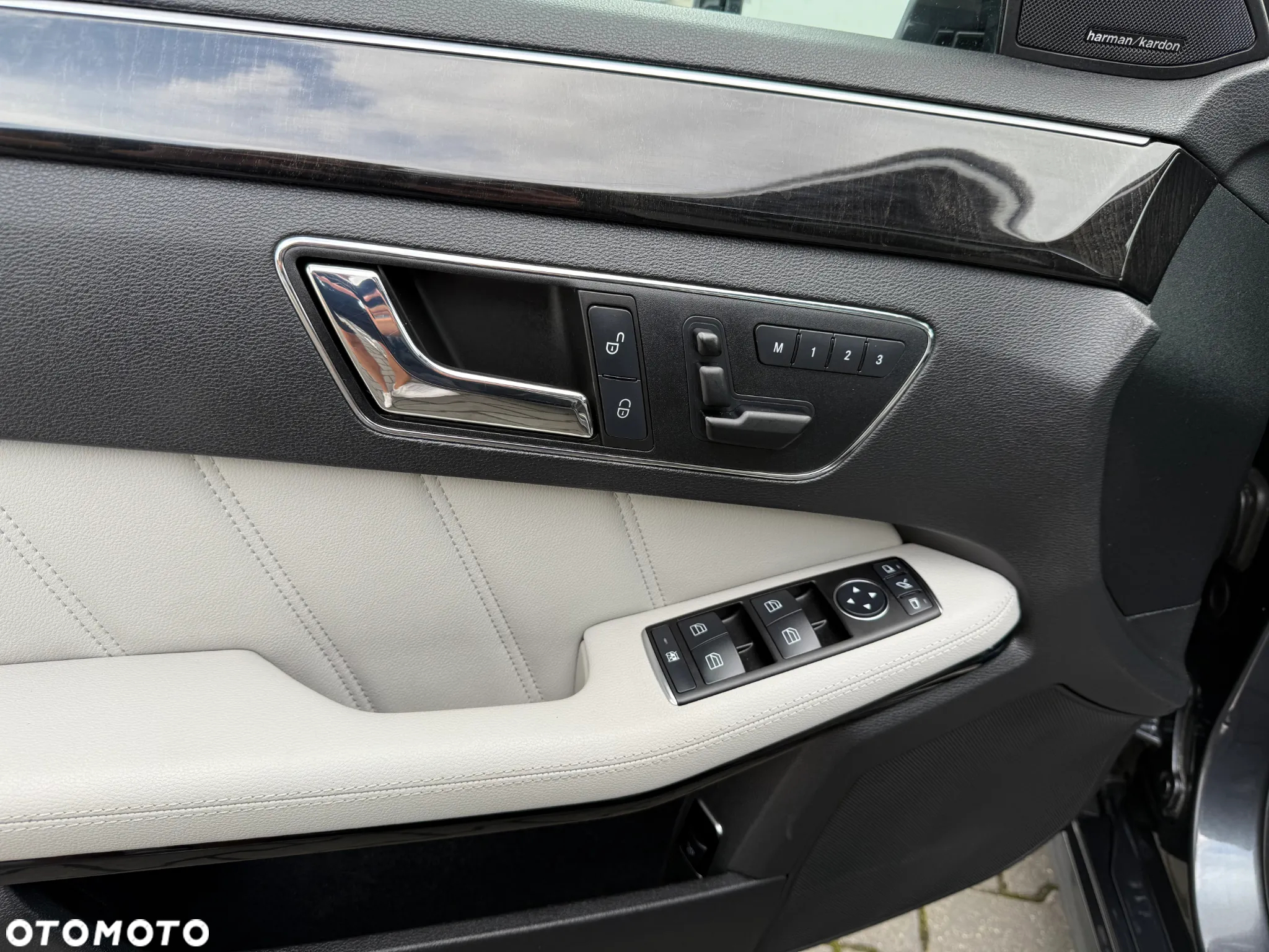 Mercedes-Benz Klasa E 350 T CDI DPF 4Matic BlueEFFICIENCY 7G-TRONIC - 25