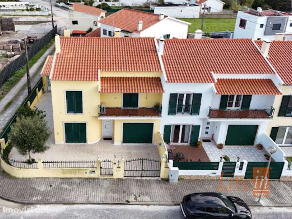 Moradia Geminada T5 Totalmente Remodelada em Santa Cruz a 3 Minutos... - Grande imagem: 2/36