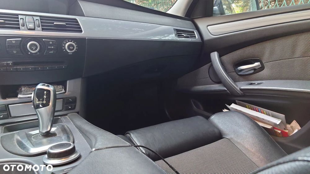 BMW Seria 5 525d xDrive Touring - 12