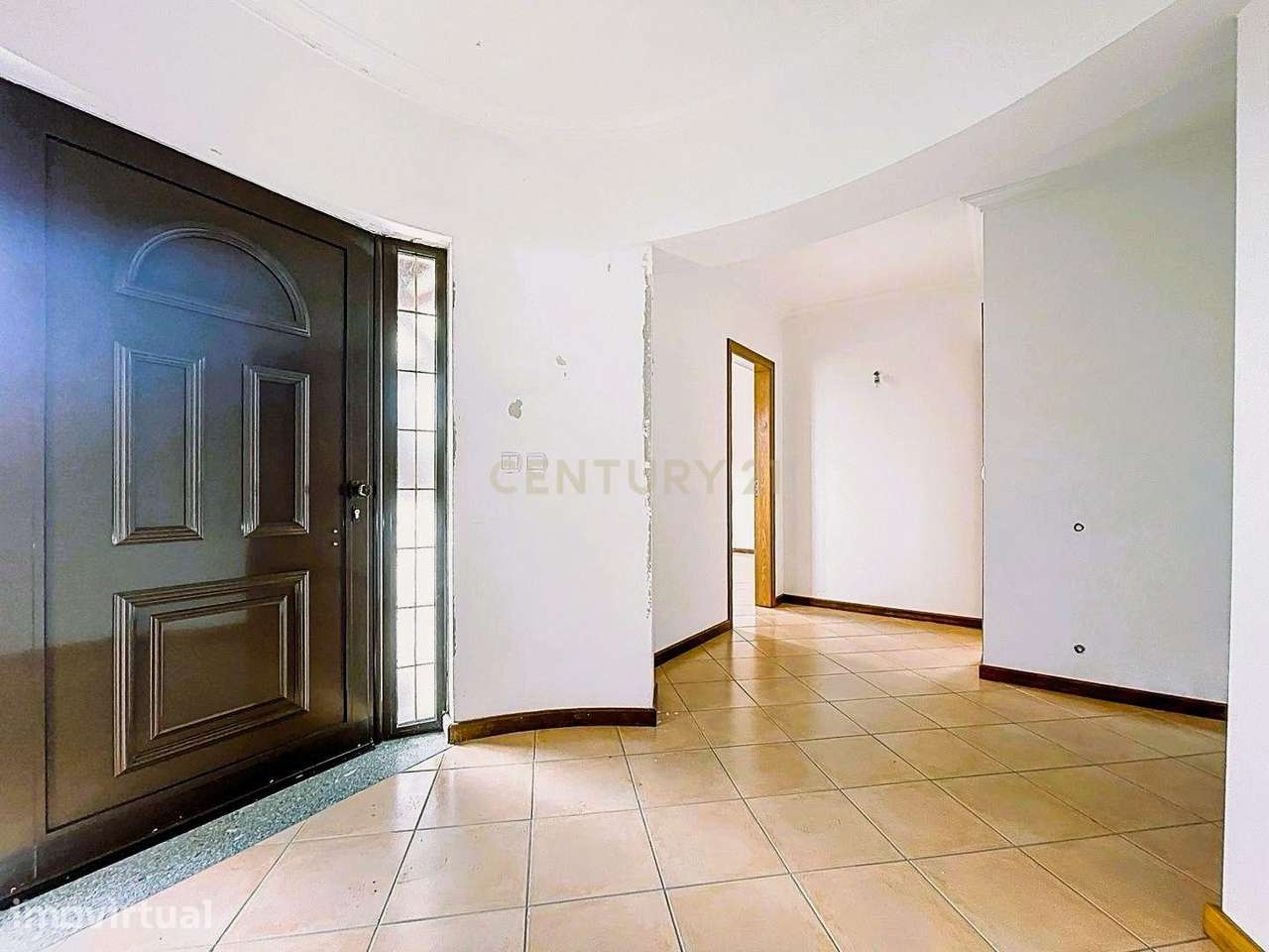 Moradia com arquitetura distinta e enorme potencial em Santa Comba Dão - Grande imagem: 4/28