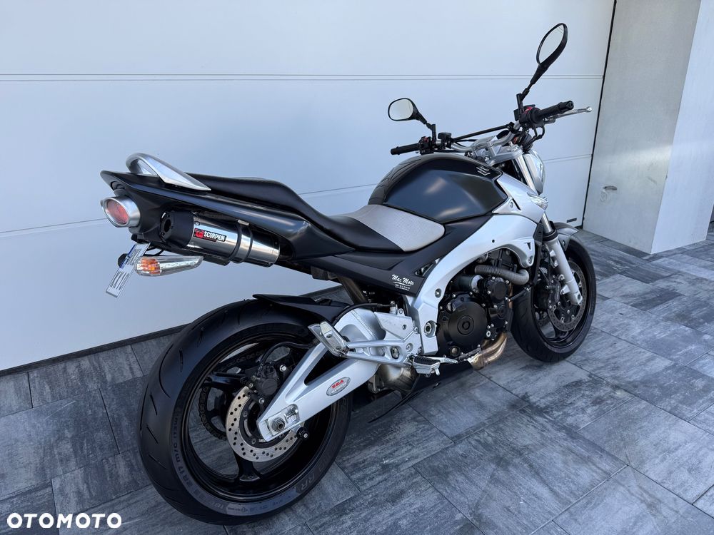 Suzuki GSR - 11