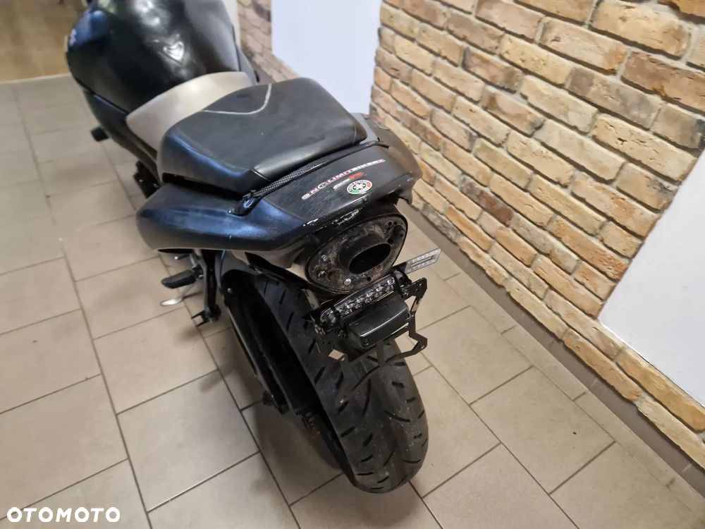Suzuki GSR - 24