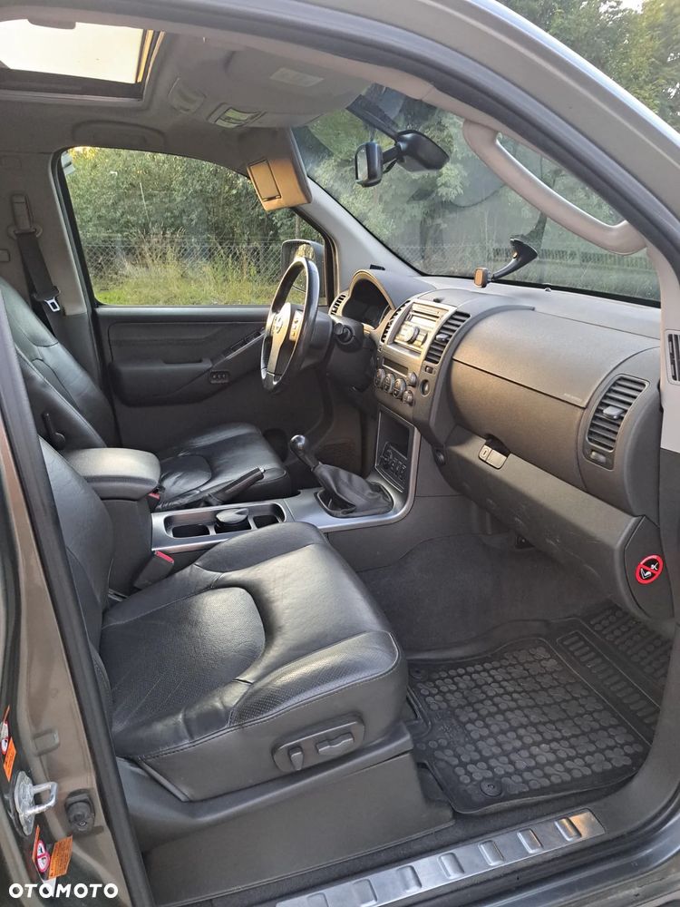 Nissan Pathfinder 2.5 D LE - 11