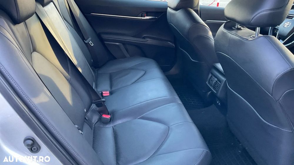 Toyota Camry 2.5 Hybrid Business - 12