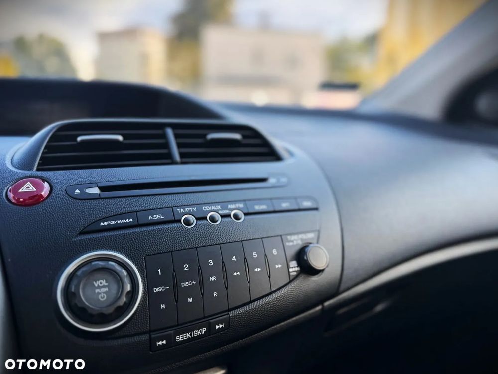 Honda Civic 1.8 LX Coupe - 22