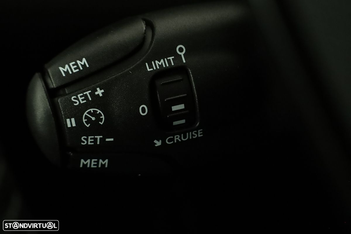 Peugeot 2008 1.2 PureTech Allure - 17