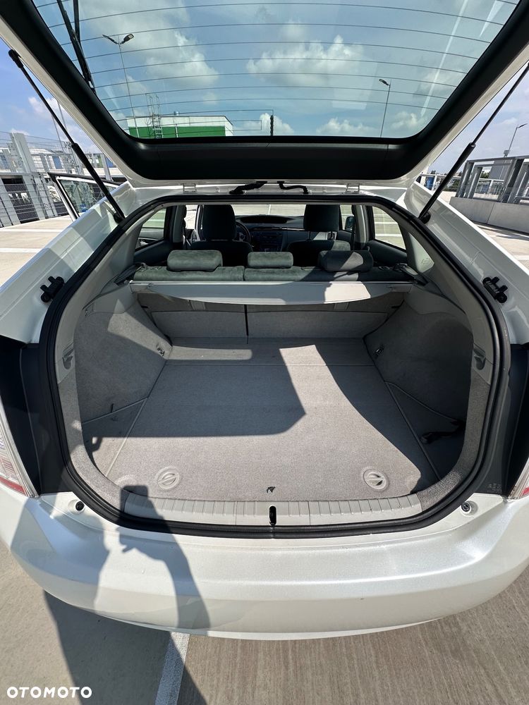 Toyota Prius (Hybrid) Life - 14