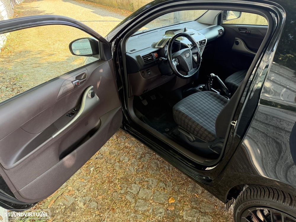 Toyota iQ - 8