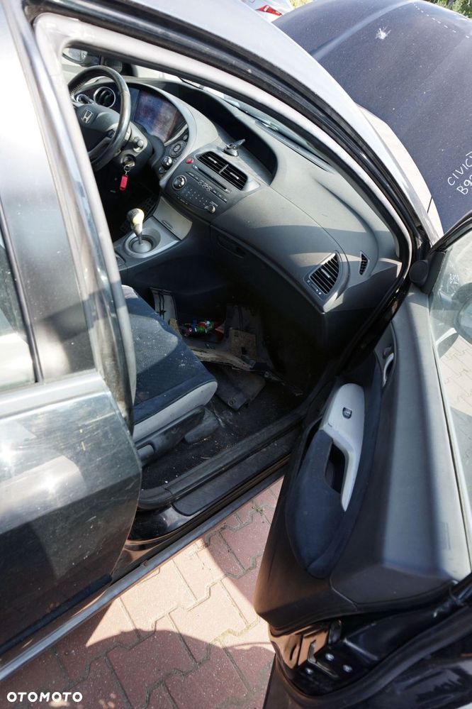 HONDA CIVIC VIII 5D HB 2006 B92P 1.4 16V L13A7 83KM SPLM CZARNY na części - 16