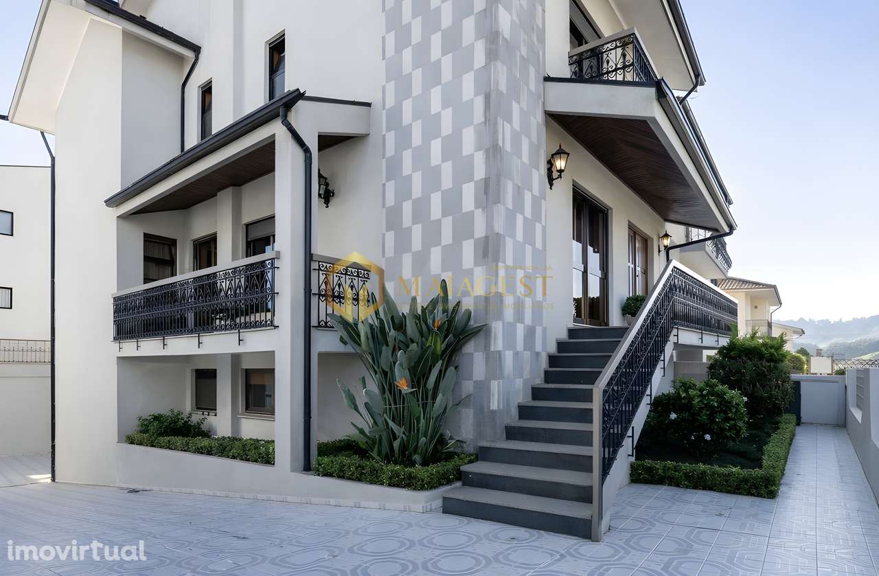 Moradia T4+1 de 3 Frentes com Jardim e Garagem para 4 Viaturas - Grande imagem: 4/35