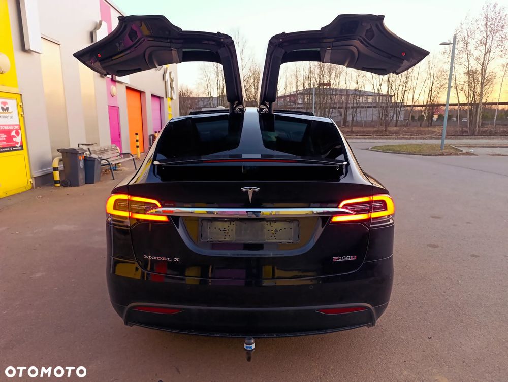Tesla Model X - 21