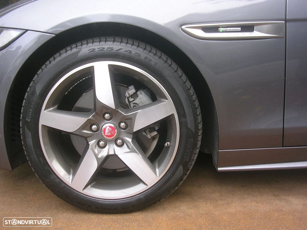 Jaguar XE 2.0 D R-Sport - 13