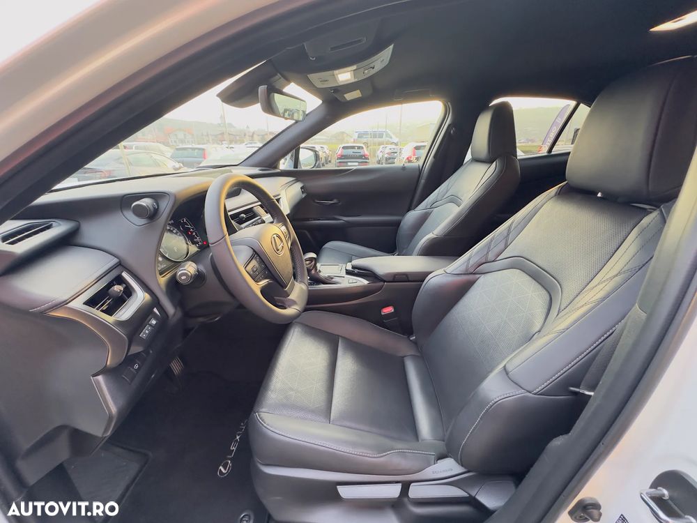 Lexus UX 250h FWD Executive - 11