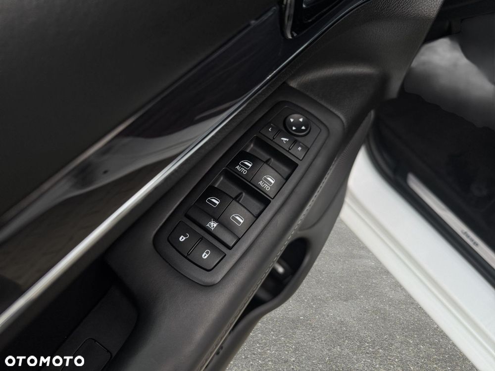 Jeep Grand Cherokee - 28