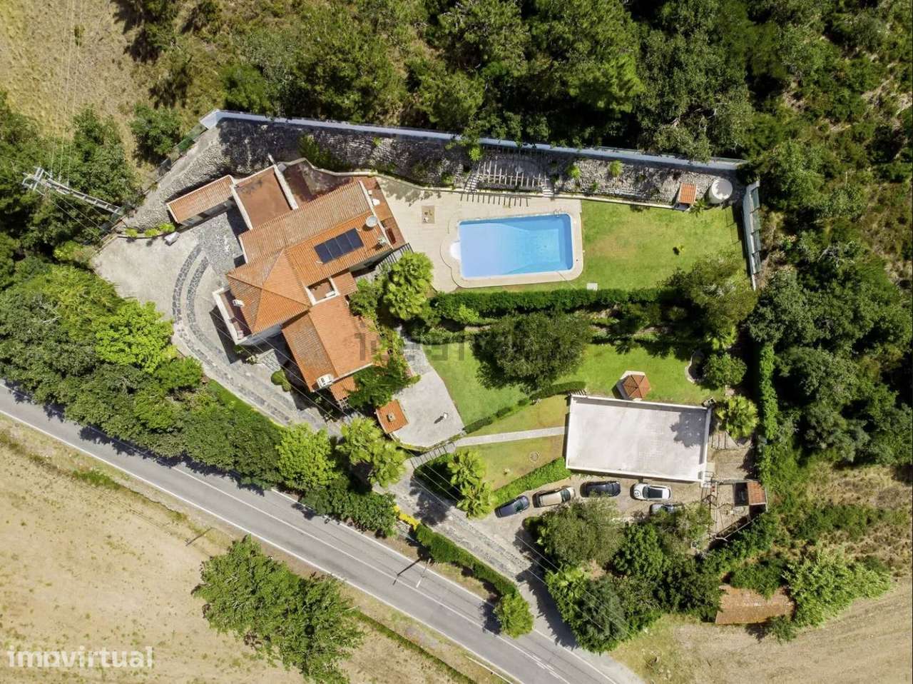 Moradia com piscina, amplos jardins e espaços de lazer - Grande imagem: 2/53