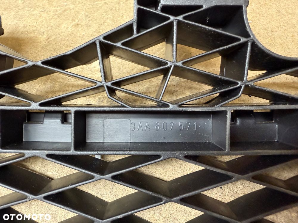 VW PASSAT B7 ŚLIZG ZDERZAKA PRZÓD WSPORNIK ATRAPY BELKA 3AA807571 - 2