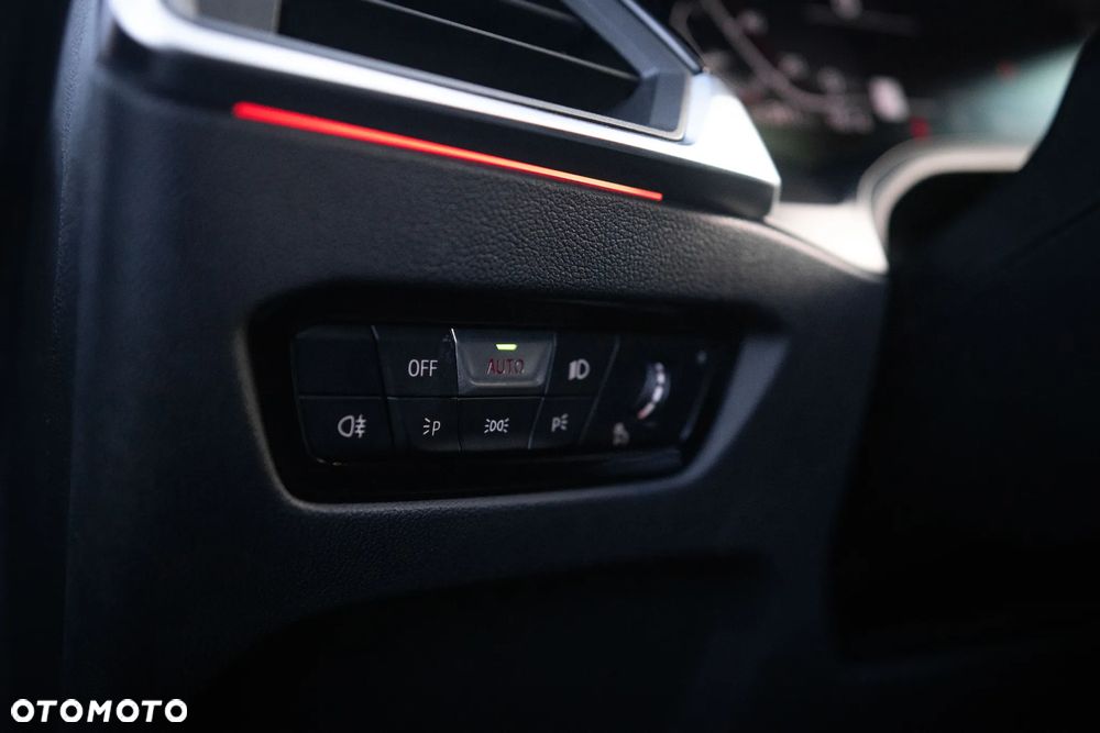 BMW Seria 3 330i xDrive Sport Line - 32