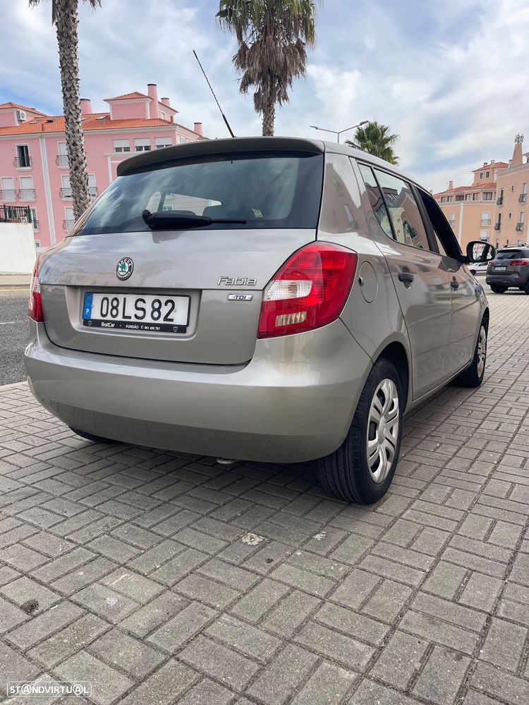 Skoda Fabia 2011 photo 4