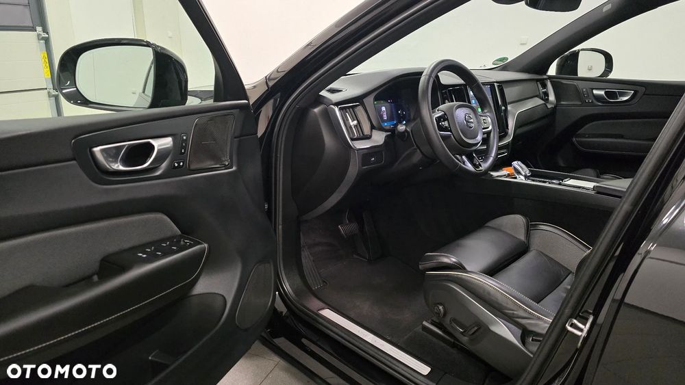 Volvo XC 60 B4 D Plus Dark - 4