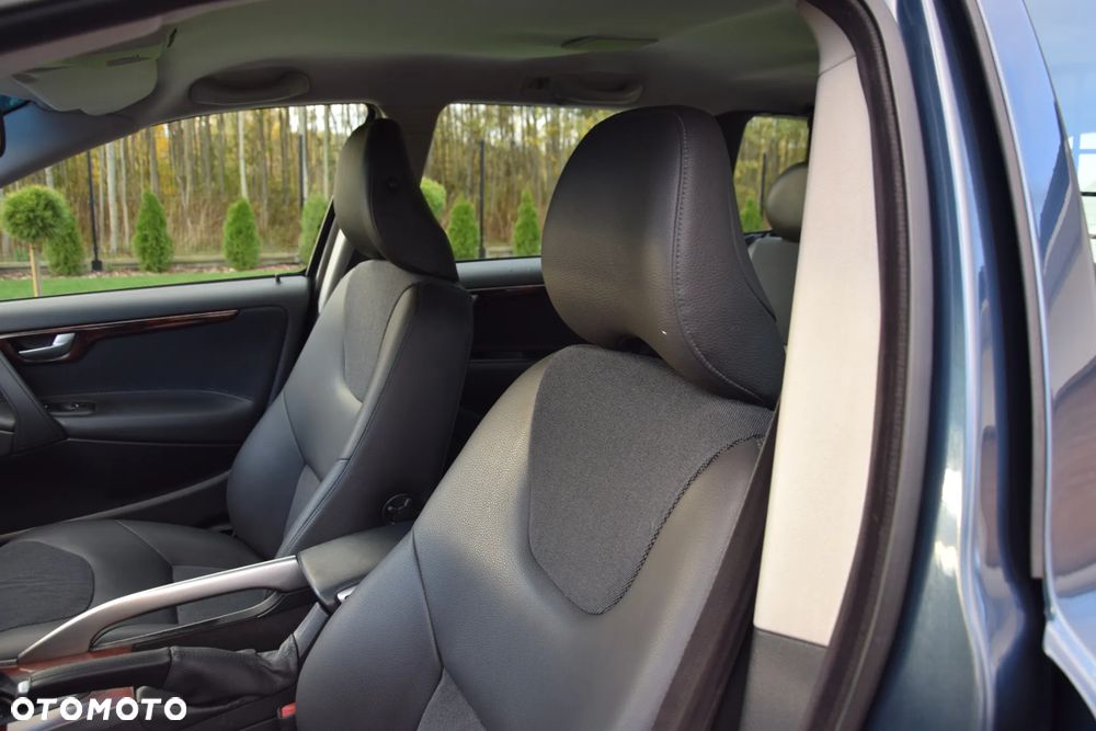 Volvo XC 70 AWD Momentum - 26