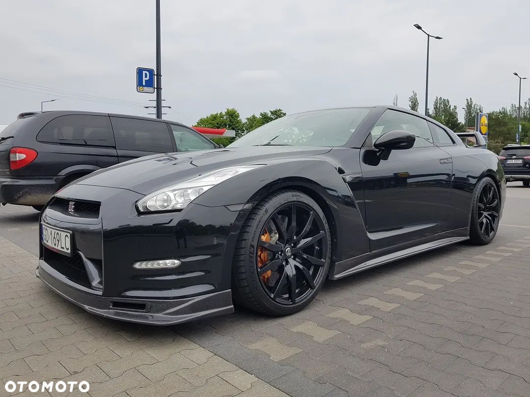 Nissan GT-R - 1