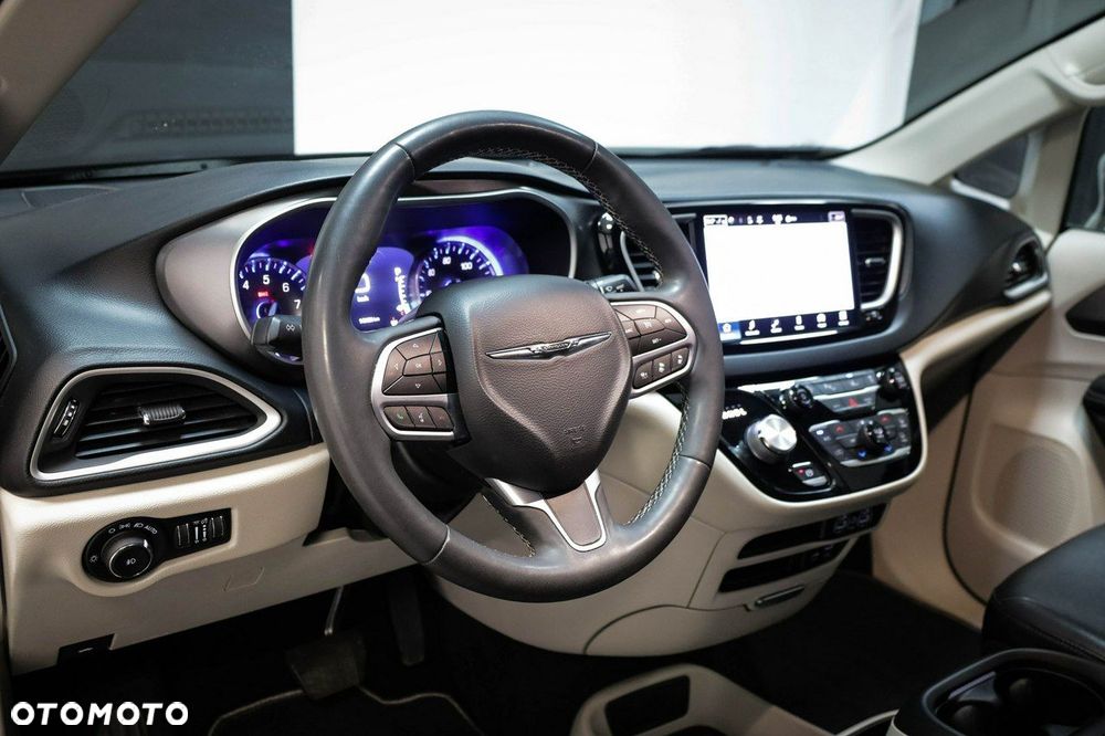 Chrysler Pacifica - 17