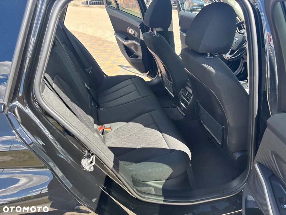 BMW Seria 3 320e - 25