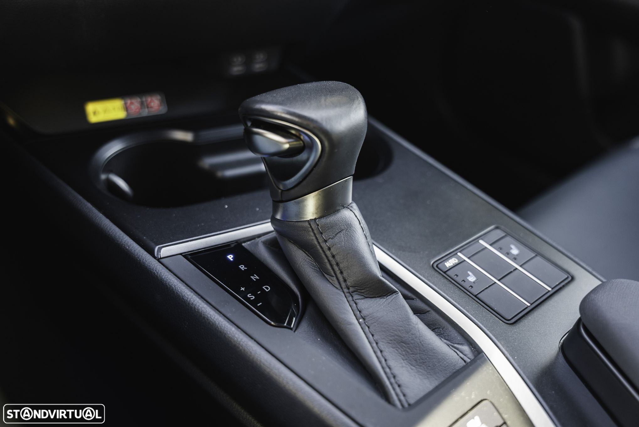 Lexus UX 250h Sport (Ecrã 12.3) - 23