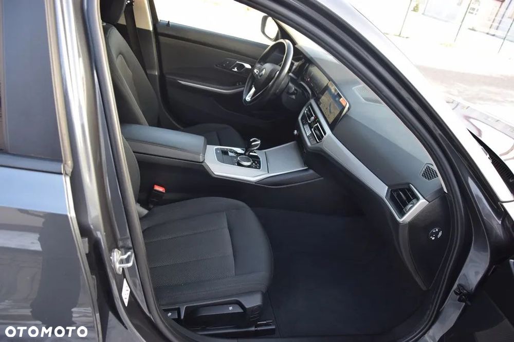 BMW Seria 3 318d Sport Line - 28