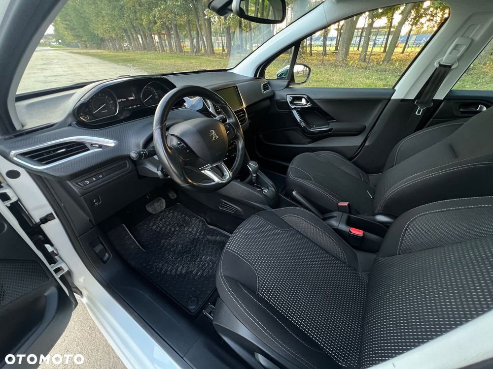 Peugeot 208 1.2 PureTech Allure S&S EAT6 - 9