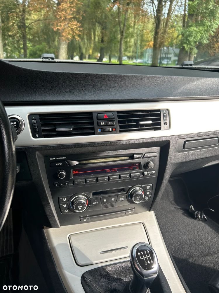 BMW Seria 3 330i Coupe - 16