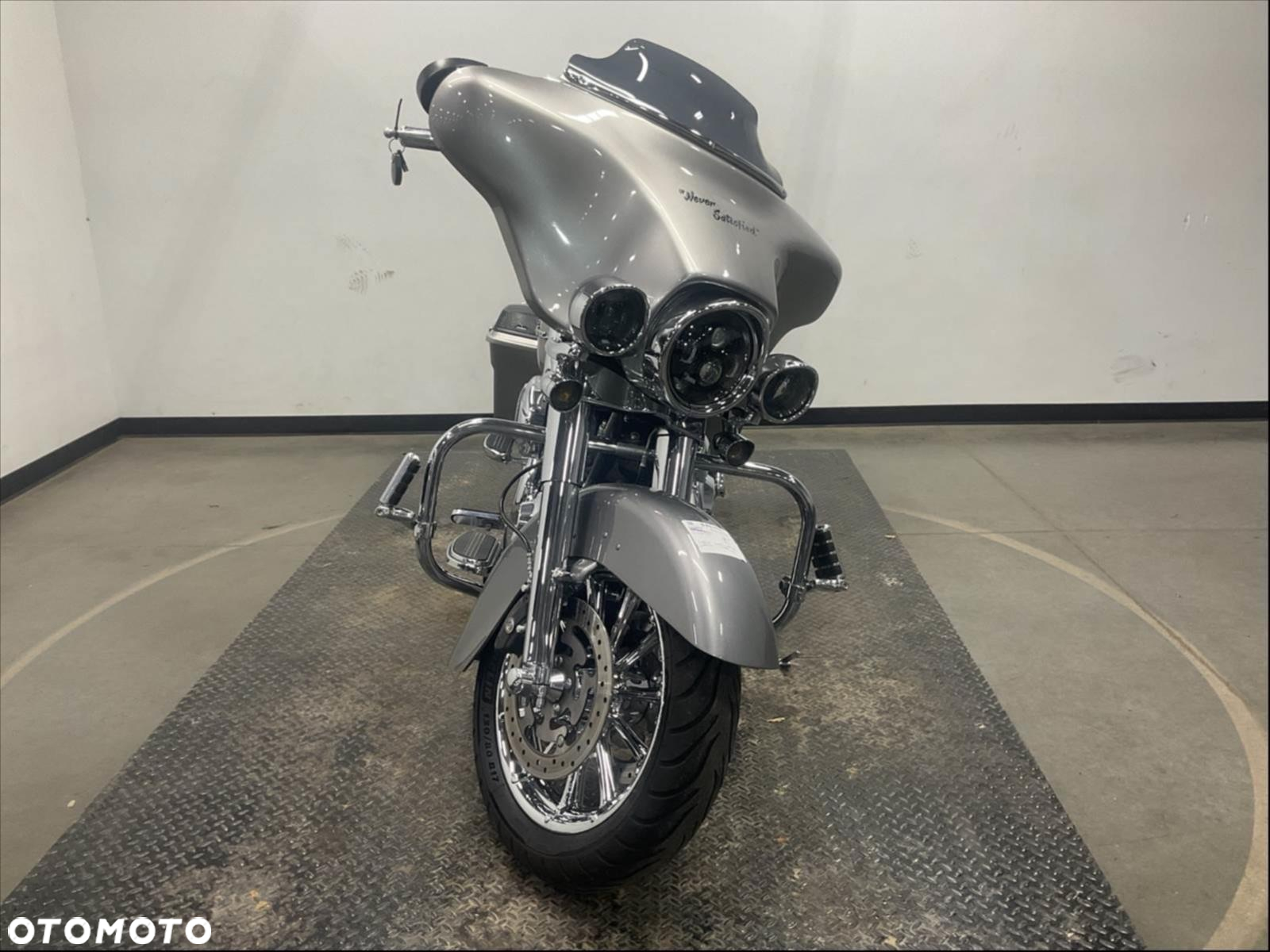 Harley-Davidson Touring Street Glide - 2
