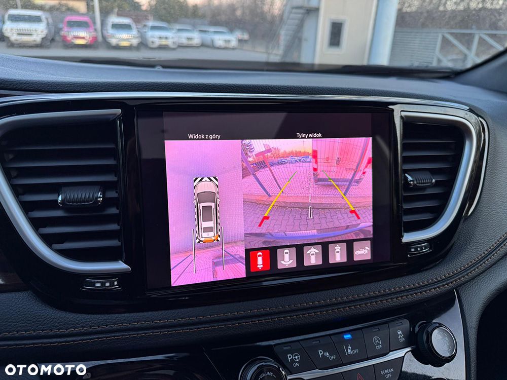 Chrysler Pacifica - 23