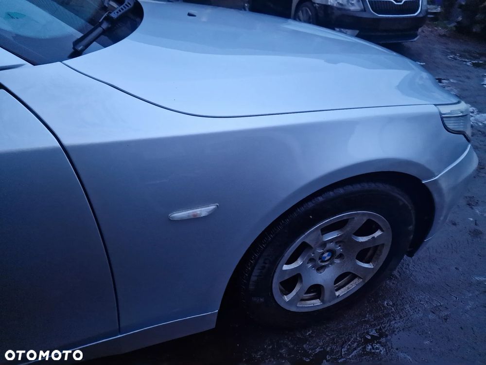 Błotnik  prawy  przód  BMW  E60  E61  w  kolorze  354 - 1
