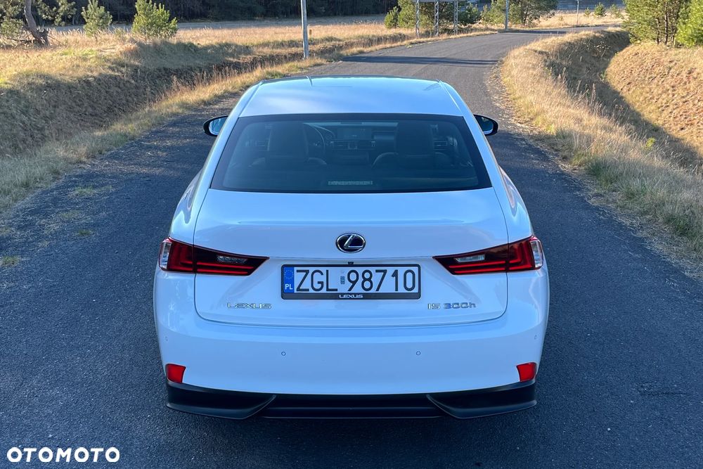 Lexus IS 300h F Sport - 38