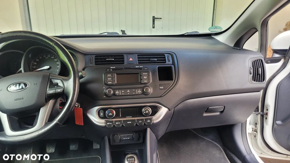 Kia Rio 1.4 Dream Team Edition - 32