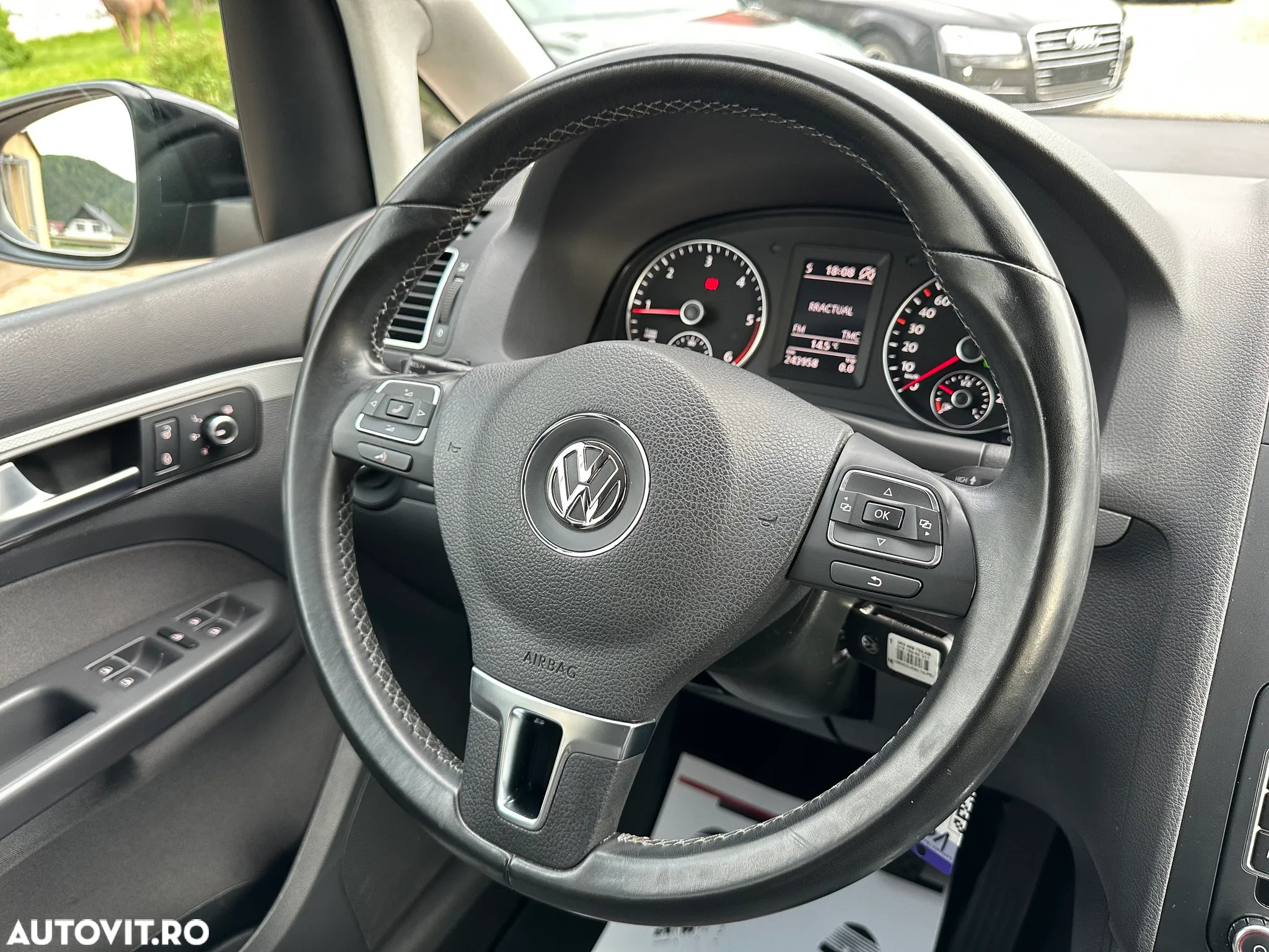 Volkswagen Touran 2.0 TDI DPF BlueMotion Technology DSG Life - 27