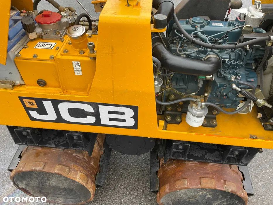 JCB VM1500 Walec Okołkowany 1600kg. Walec do wykopów, terenu oraz bystrych podjazdów! Maszyna jak Nowa. 441 mtg. 2015 rok. Walec przywieziony z Norwegii. Silnik Kubota 3 cylindry 28 km. Poteżna moc ubijania na dwa bębny lub każdy z osobna! Komfortowe sterowanie!  Maszyna zadbana jak Nowa z salonu. Odpala na dotyk. Zero luzów i wycieków. Rewelacyjna cena! Nadaje się do kruszyw ziemi oraz błota i bystrych podjazdów. O wiele lepsze rozwiązanie niż zagęszczarka 500kg. - 7