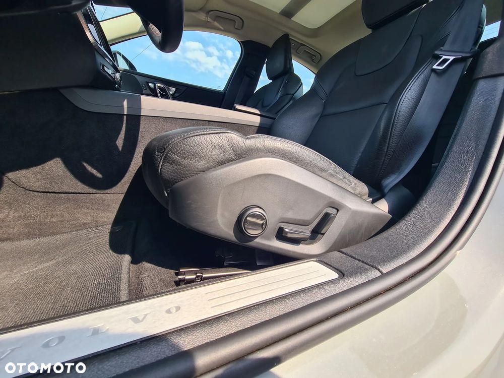 Volvo S60 B5 B AWD Plus Dark - 18